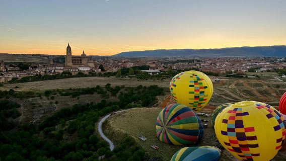 Segovia: Paseo en globo aerostático con brindis con cava