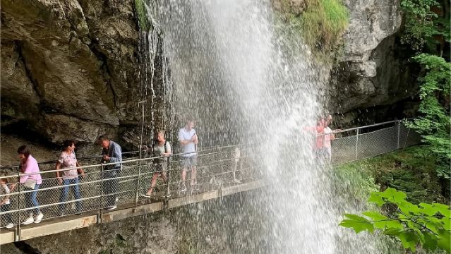 《愛的迫降》瑞士中文包車一日遊：龍疆+吉斯巴赫瀑布+圖恩湖