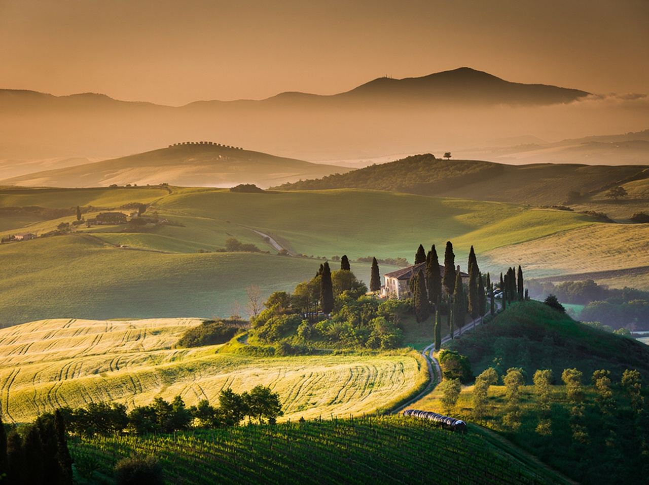 tour di un giorno nella Val d'Orcia + Pienza + Montepulciano in Italia (opzione per gruppi in cinese/inglese)
