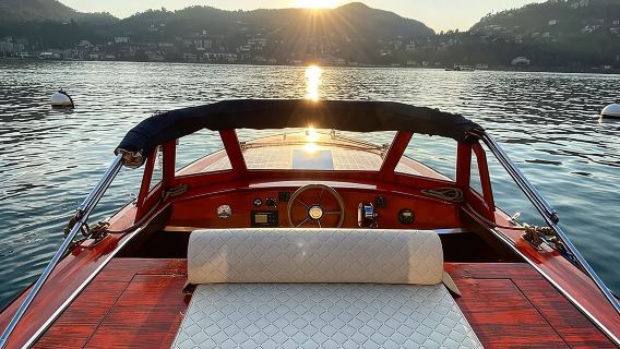 Excursión privada en barco clásico de madera por el lago Como