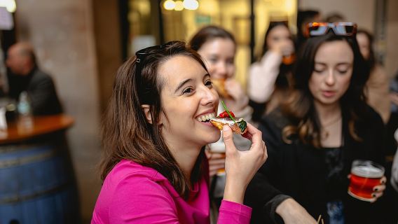 ทัวร์ชิมอาหารทาปาสที่บาร์เซโลนาพร้อมอาหารกลางวันหรืออาหารเย็นในเอลบอร์น