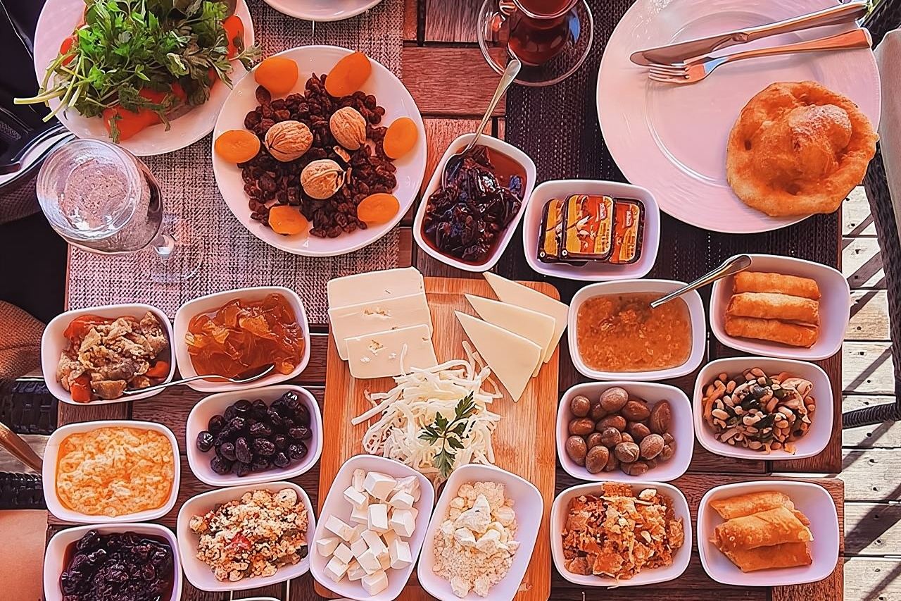 ¡Desayuno turco inolvidable y tour panorámico por Éfeso, sin cargos adicionales!