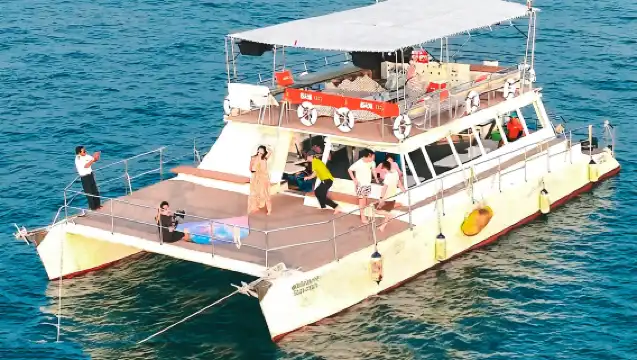 芭達雅雙體遊艇出海半日遊 KROK島浮潛海釣-藍水晶號