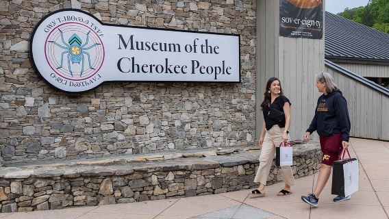 Entrada al Museo del Pueblo Cherokee.