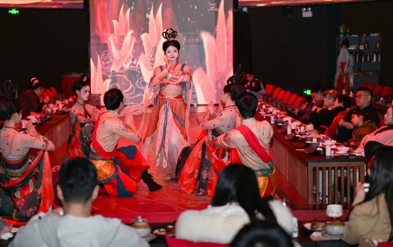 貴陽綾羅宴文化主題餐秀【貴陽必打卡宮宴餐廳+精美伴餐演出+美食盛宴+古代服飾體驗+古代王公貴族體驗】#