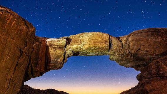 Wadi Rum: Half-Day Jeep Tour with Dinner and Camp Stay