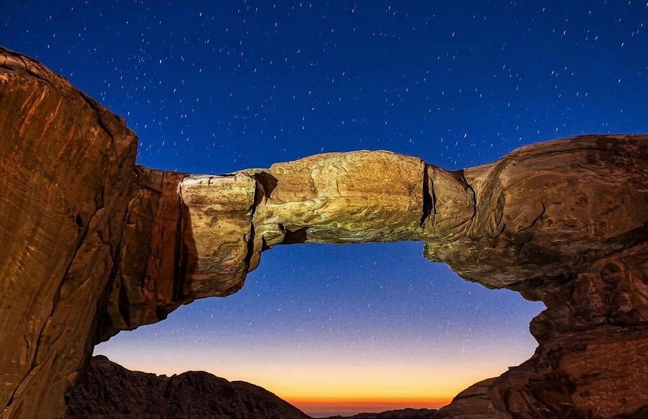 Wadi Rum: Half-Day Jeep Tour with Dinner and Camp Stay