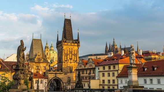 Praga: tour del Castello e del quartiere ebraico con crociera e pranzo