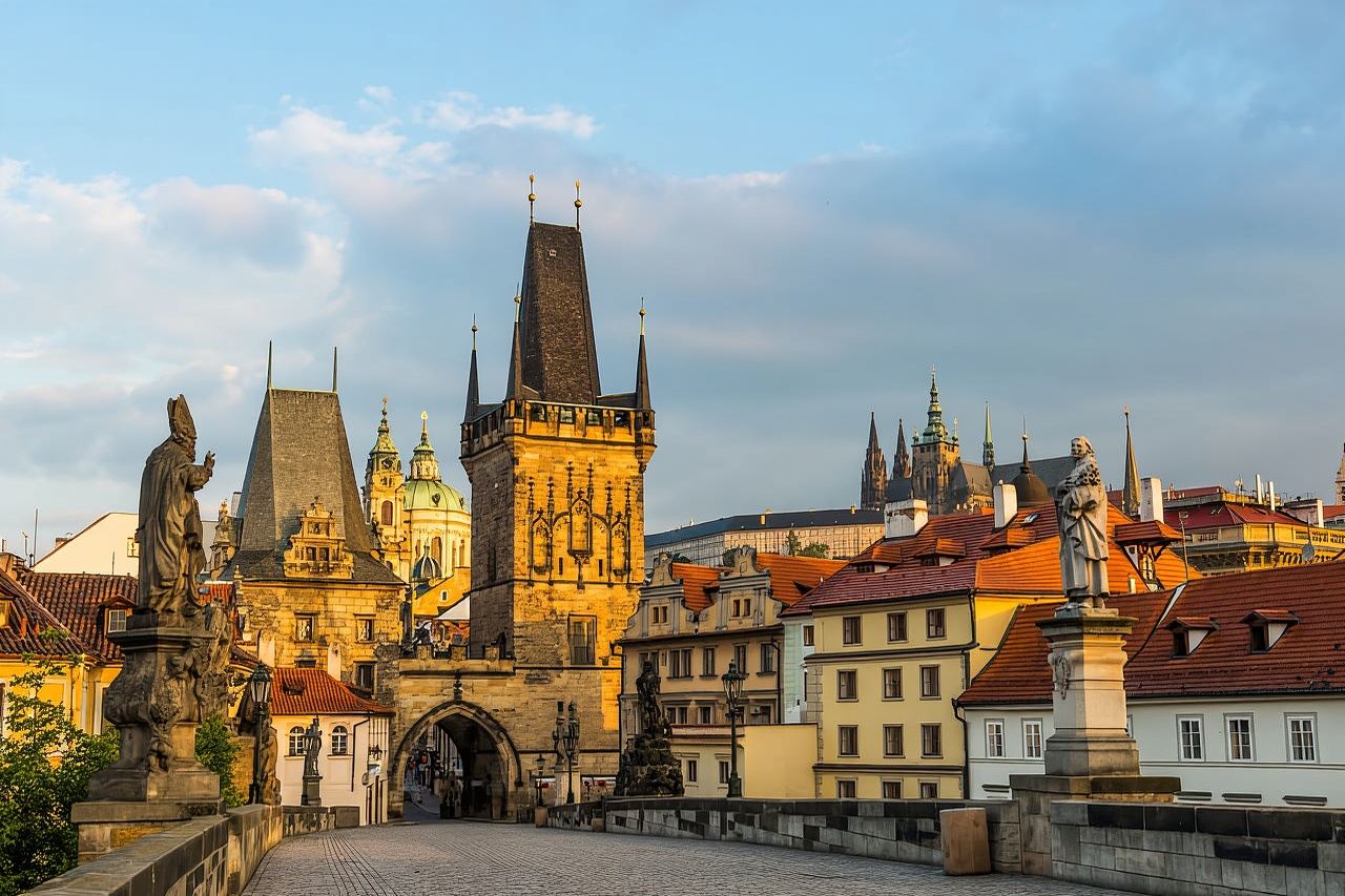 Prague: Castle and Jewish Quarter Tour with Cruise and Lunch