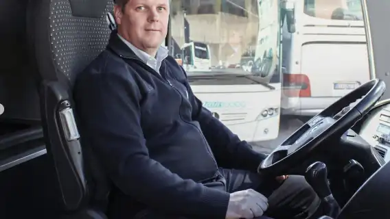 บริการรถบัสเพื่อการเดินทางระหว่างดูบรอฟนิกและมาคาร์สกาอย่างสะดวกสบาย