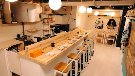 คลาสทำซูชิในชุดฮัปปิใกล้สถานที่ดังในโตเกียว