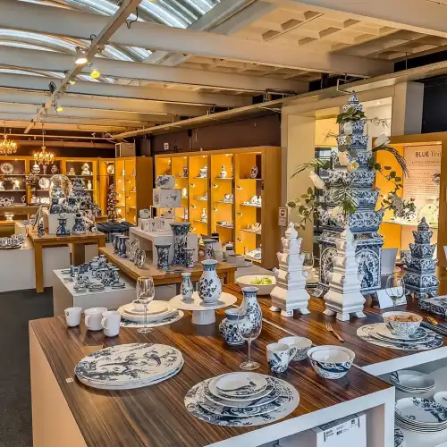 オランダ・ロッテルダムのマルクトハル＋デルフトのデルフトブルー陶器