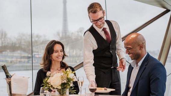 Paris Seine River Dinner Cruise with Live Music by Bateaux Mouches