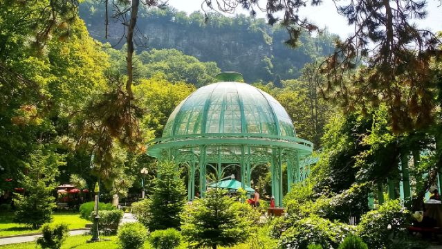 Excursión de un día con servicio de coche privado con conductor al Parque Central de Borjomi, Castillo de Rabati y Ciudad Caverna de Vardzia en Georgia