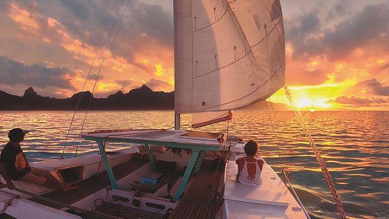 Crucero al atardecer: Navegación por Moorea en un catamarán llamado Taboo.