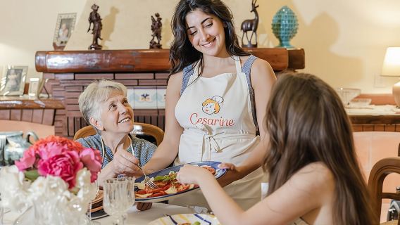 Market Tour and Dining Experience at a Cesarina's Home in Sorrento
