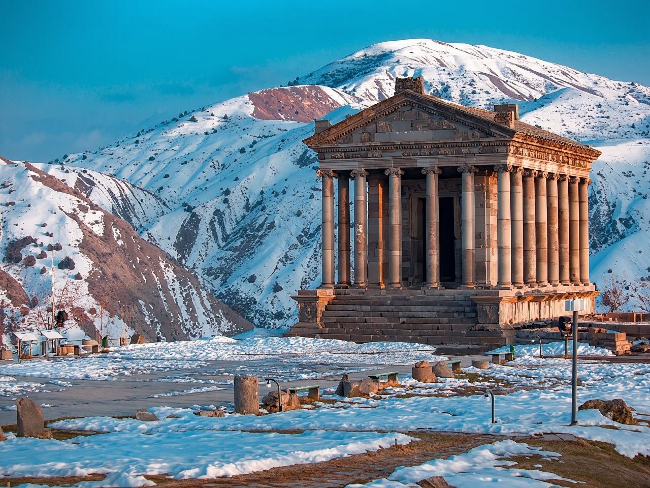 Descubre Noratus y Khachkars: Excursión de un día al Templo de Garni y el Lago Seván