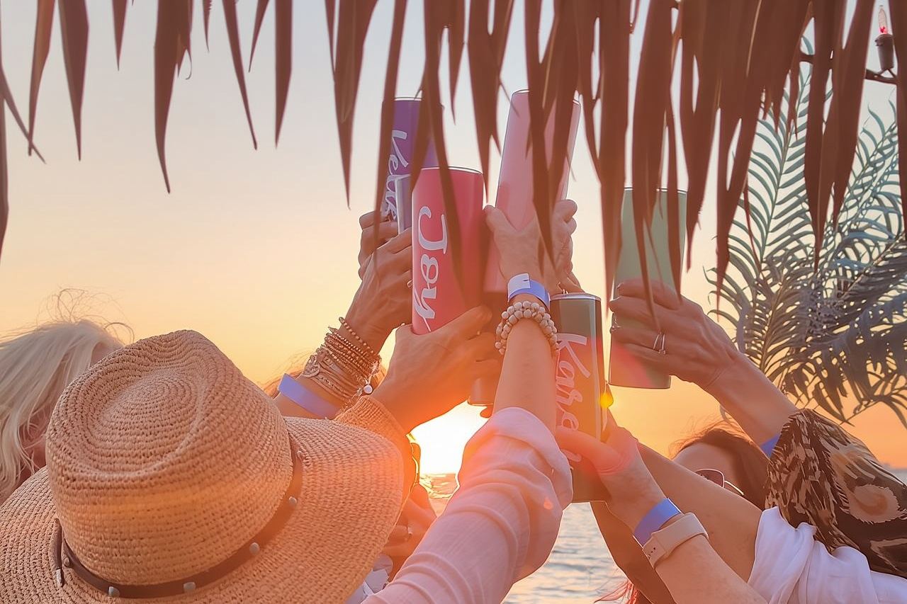 Crociera al tramonto con avvistamento delfini al Tiki Pub di 2 ore (solo per adulti)