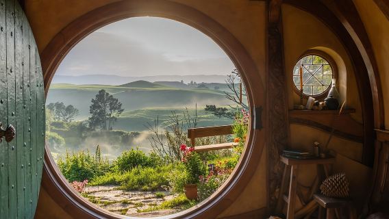 Auckland: Hobbiton & Waitomo Caves Small-Group Tour & Lunch