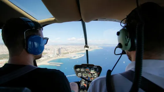 Barcelona: Vuelo en helicóptero con crucero en yate opcional