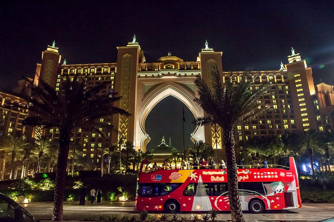 Stadtrundfahrt Dubai: Hop-on-Hop-off-Bustour und Dau-Kreuzfahrt
