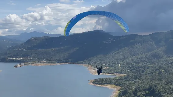 Bogota: Tiket Pesawat Paralayang di Guatavita