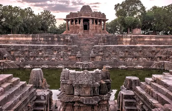 私家團遊覽階梯井、摩德赫拉太陽神廟及乘車體驗帕托拉紗麗編織