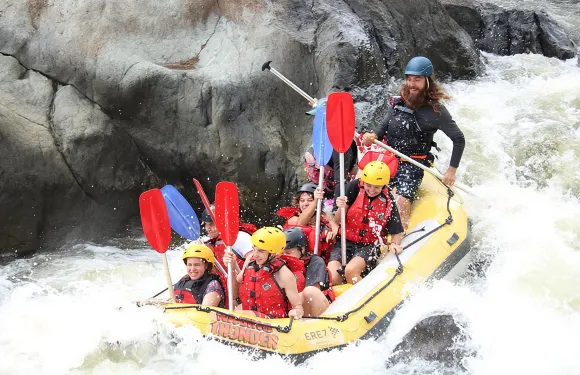 從凱恩斯或道格拉斯港出發，體驗巴倫峽谷白水漂流