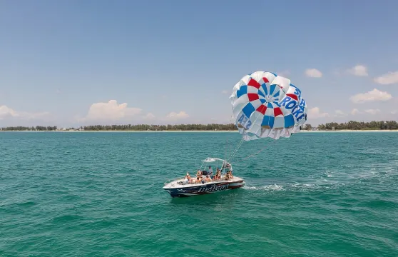 在佛羅裡達州布雷登頓海灘和安娜瑪麗亞島體驗滑翔傘探險
