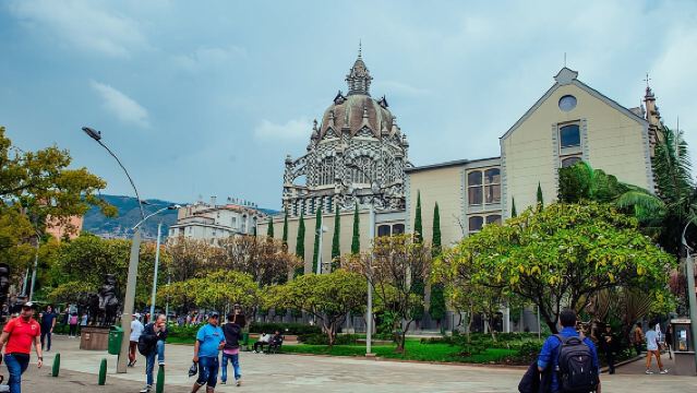 メデジン市内観光 + コムナ13 + グラフィティツアーパイサ 1日ツアー
