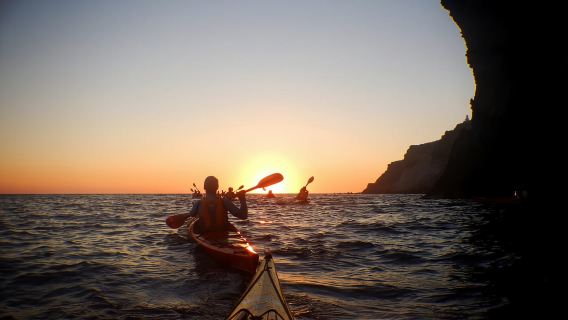 Santorini: zeekajaktocht bij zonsondergang met licht diner