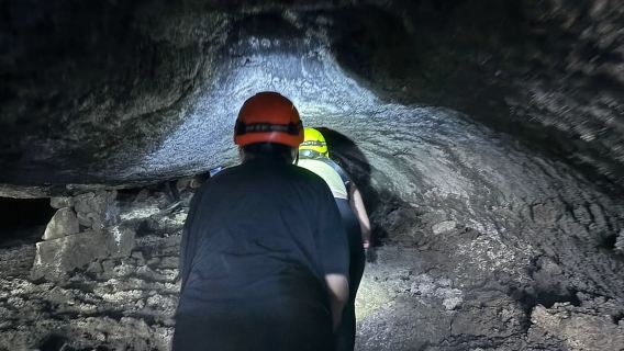 Catania: Trekking mattutino o al tramonto sull'Etna con tunnel di lava e attrezzatura