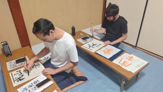 Kioto: Clase de caligrafía en un templo budista en el centro de la ciudad