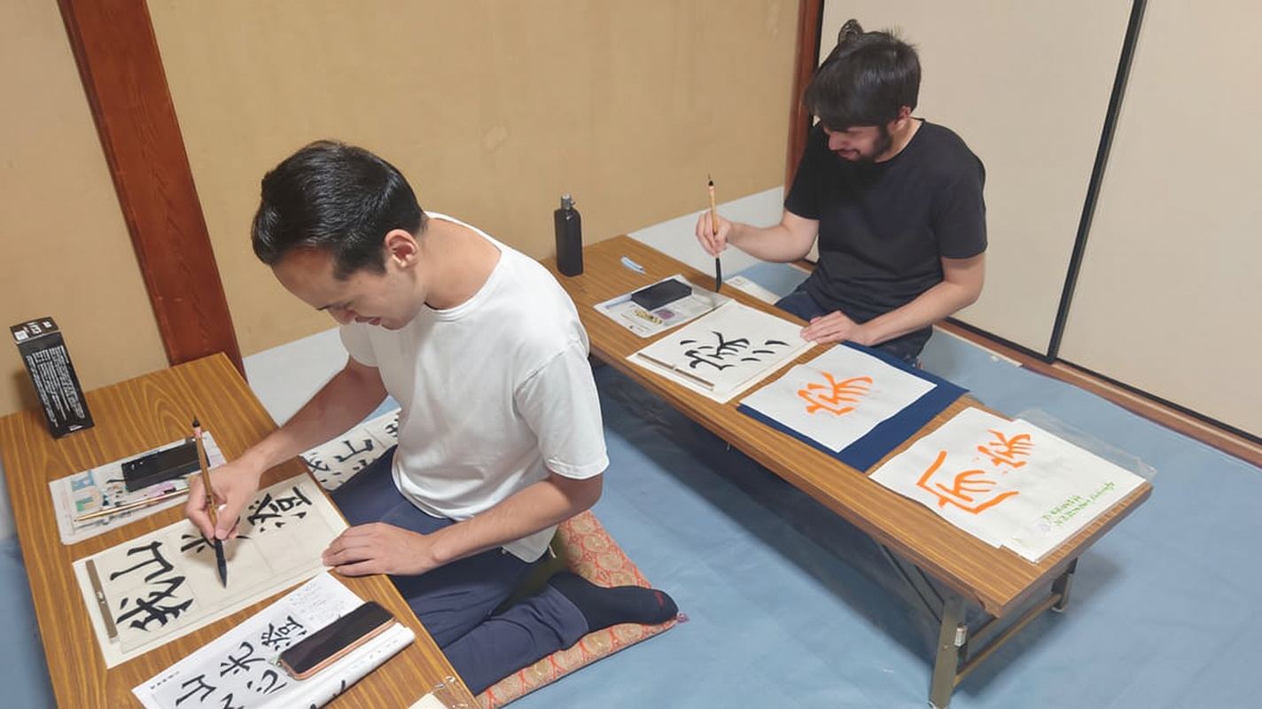 Kioto: Clase de caligrafía en un templo budista en el centro de la ciudad