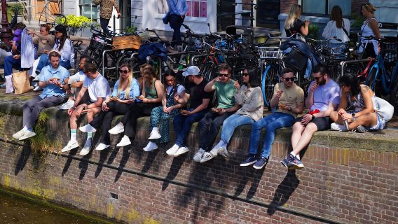 Melangkau Talian & Menghirup Bir: Lawatan Sejarah Amsterdam