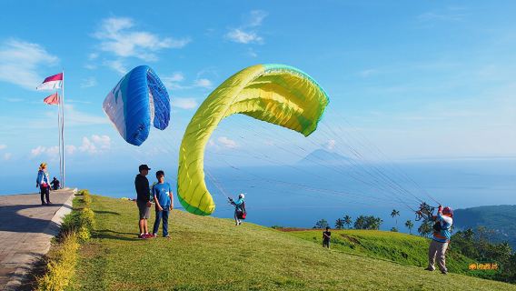 Tour di un giorno a Manado, Indonesia: rafting, parapendio, mercato dell'orrore, lago dei cinque colori, giardino, ristorante, rafting, vulcano