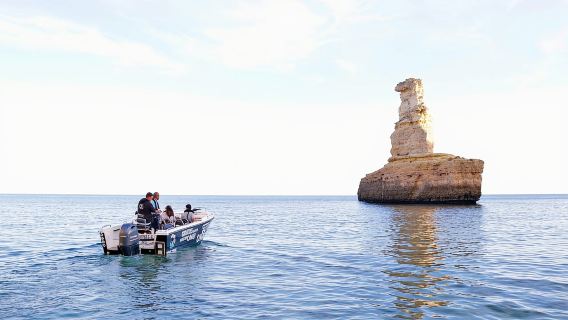 Von Armação de Pêra: Sonnenuntergangs-Bootstour zur Benagil Höhle