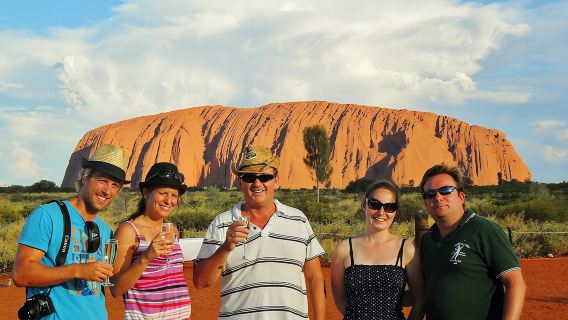 Escursione di un giorno ad Ayers Rock da Alice Springs con cena barbecue inclusa