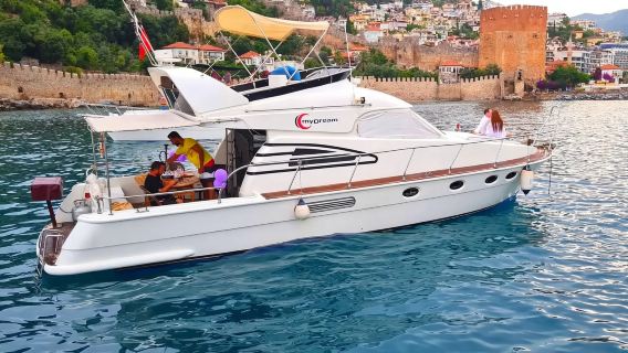 ทัวร์เรือยอชท์หรูใหม่ 4 ชั่วโมงส่วนตัวที่อลันยาพร้อมอาหารกลางวัน เครื่องดื่มและบริการรับส่ง