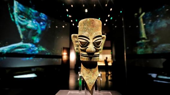 China-Chengdu Sanxingdui Museum Close-up view of precious cultural relics One-on-one explanation C