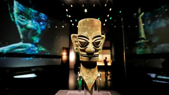 China-Chengdu Sanxingdui Museum Close-up view of precious cultural relics One-on-one explanation C
