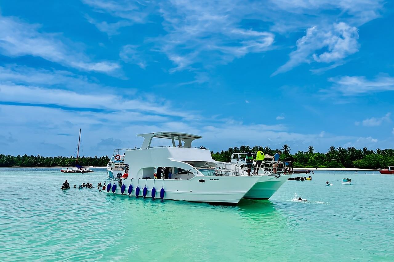 Crociera privata in catamarano con scivolo e bevande illimitate