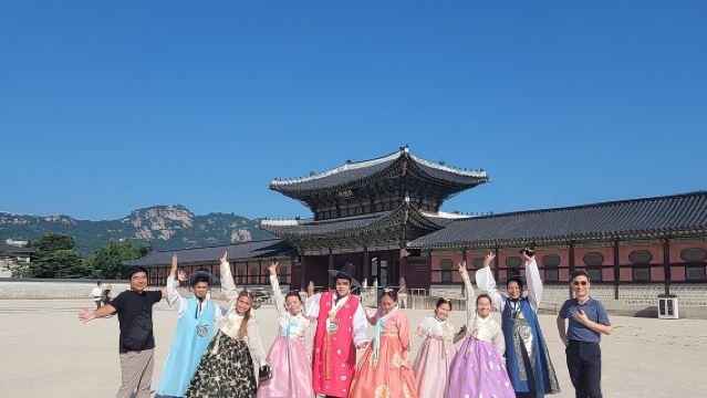 Small Group Seoul Highlight Tour opt. Hanbok & Tea Ceremony