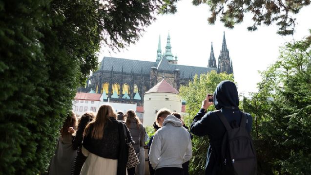 Prague: Castle Entry Ticket with Guide and River Cruise