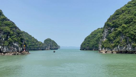 Crociera turistica di un giorno intero nella baia di Halong con buffet