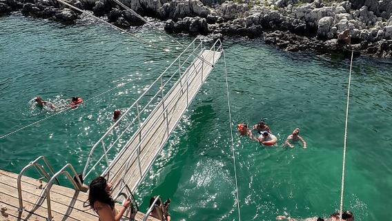 Explora los secretos del mar Jónico en Saranda, almuerzo incluido.