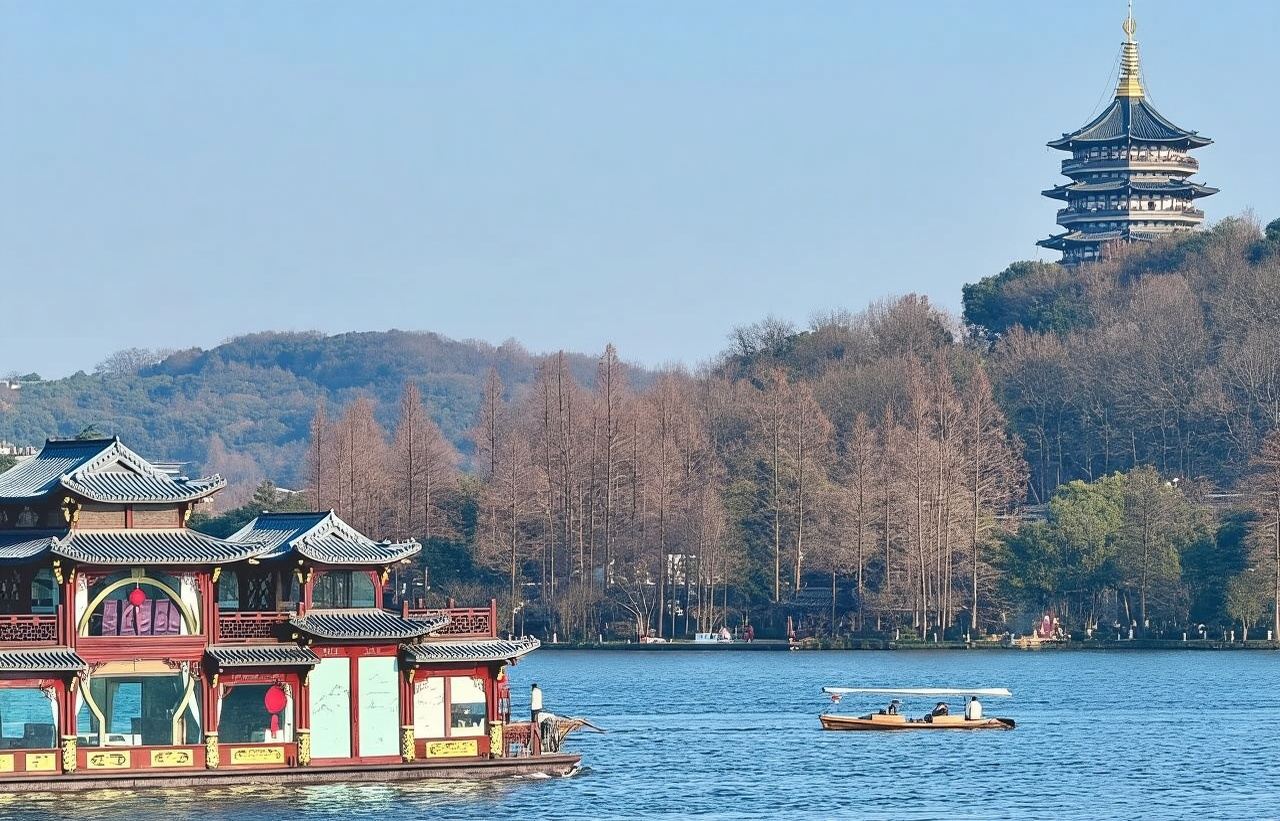 Leifeng Tower + Su Causeway + West Lake Pleasure Boat cruise to Three Pools Mirroring the Moon Island + Yue Fei Temple + guided tour with live guide commentary