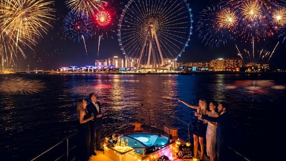 ดูไบ: เรือยอทช์สุดหรูพร้อมชมดอกไม้ไฟและล่องเรือบาร์บีคิวส่งท้ายปีเก่า