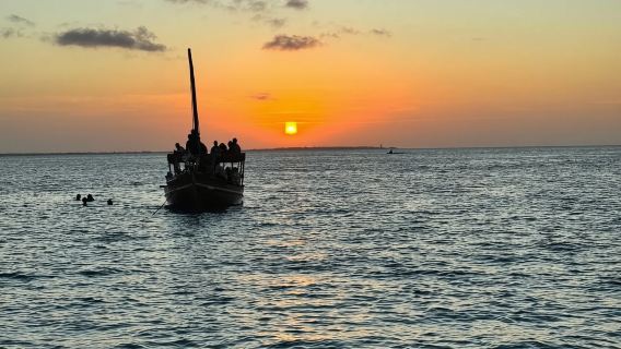 Zanzíbar: Crucero en dhow al atardecer en Stone Town o Nungwi