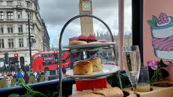 London Afternoon Tea Bus with Panoramic Tour